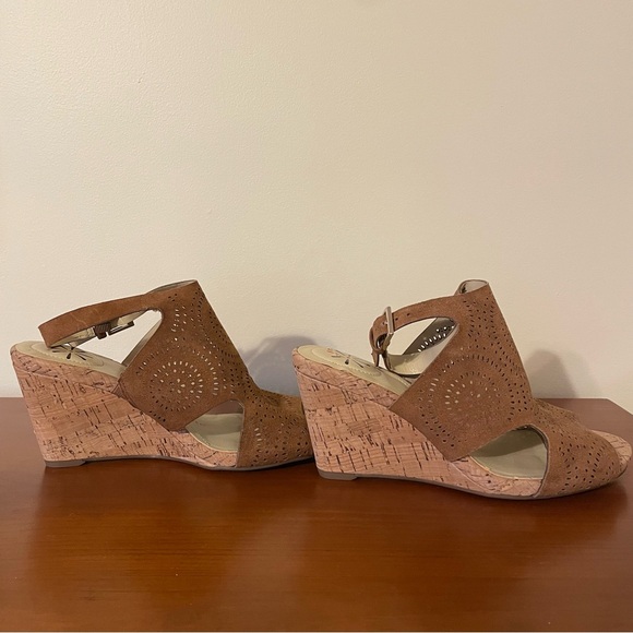 NWOT Isaac Mizrahi Live Seismic Suede Wedge Sandals Tan Brown Heels Leather 6.5 - Picture 11 of 11